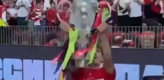 HIT! Piłkarz Spartaka PODNOSI PUCHAR, który nagle... PRZEŁAMUJE SIĘ NA PÓŁ xD [VIDEO]